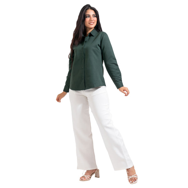 Classic long-sleeved shirt with a comfortable fit