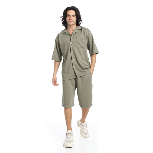 Shirt and shorts set with a folded collar and buttons in a sophisticated piqué pattern