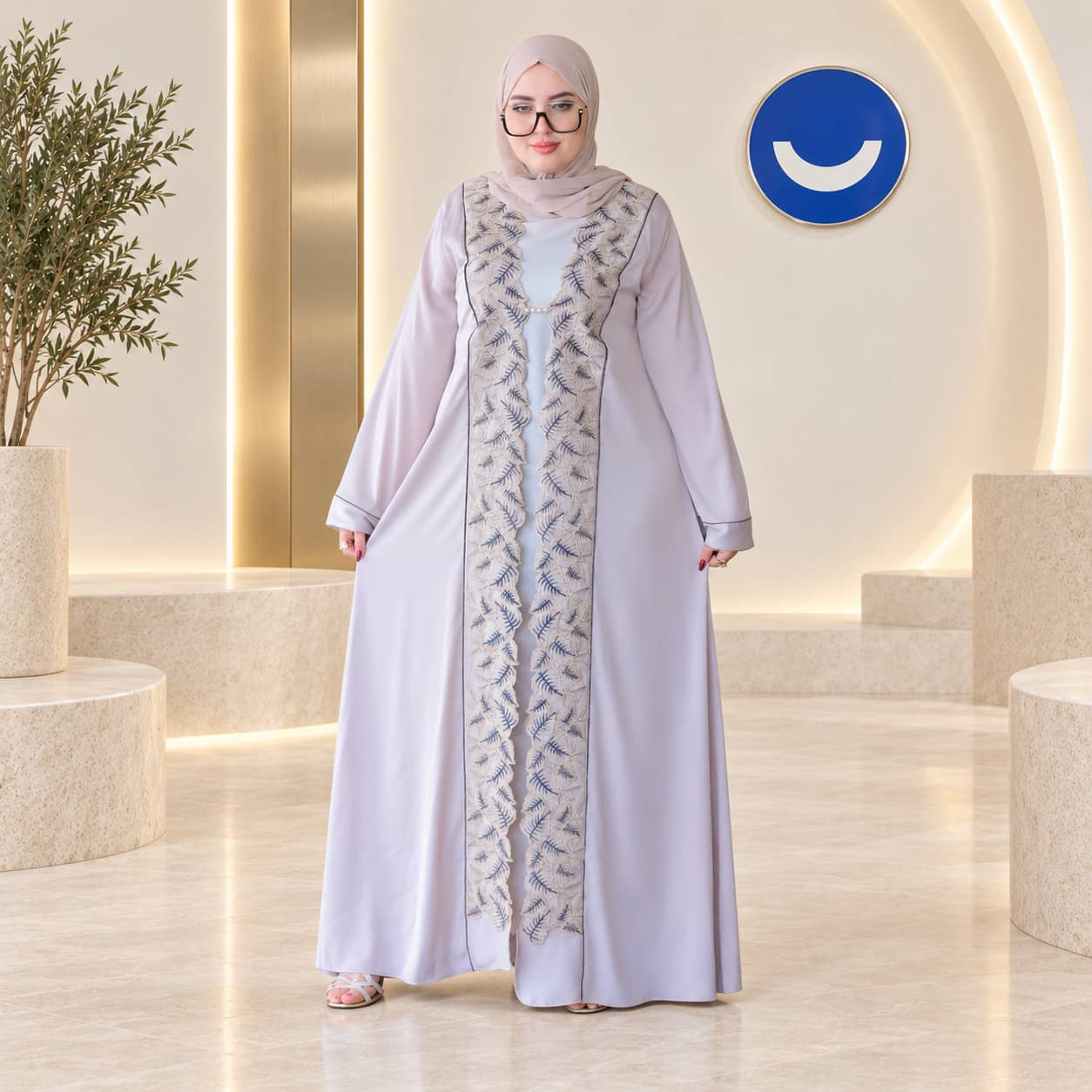 عباية نسائية أنيقة مطرزة بتصميم عصري