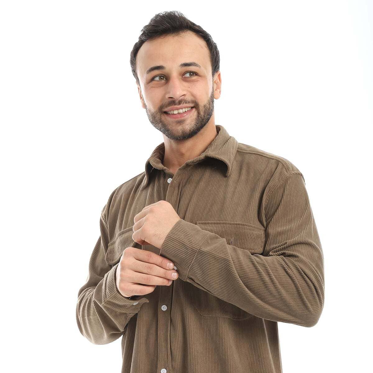 قميص كلاسيكي سادة بجيبين أماميين وخامة مريحة