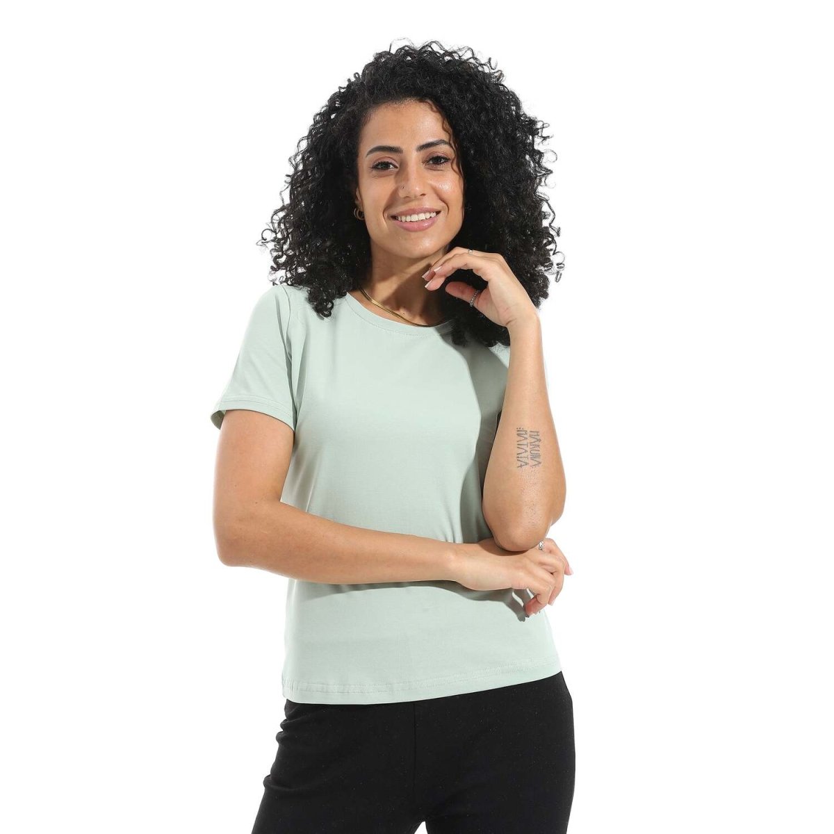 قميص نسائي بأكمام قصيرة ورقبة دائرية من الليكرا