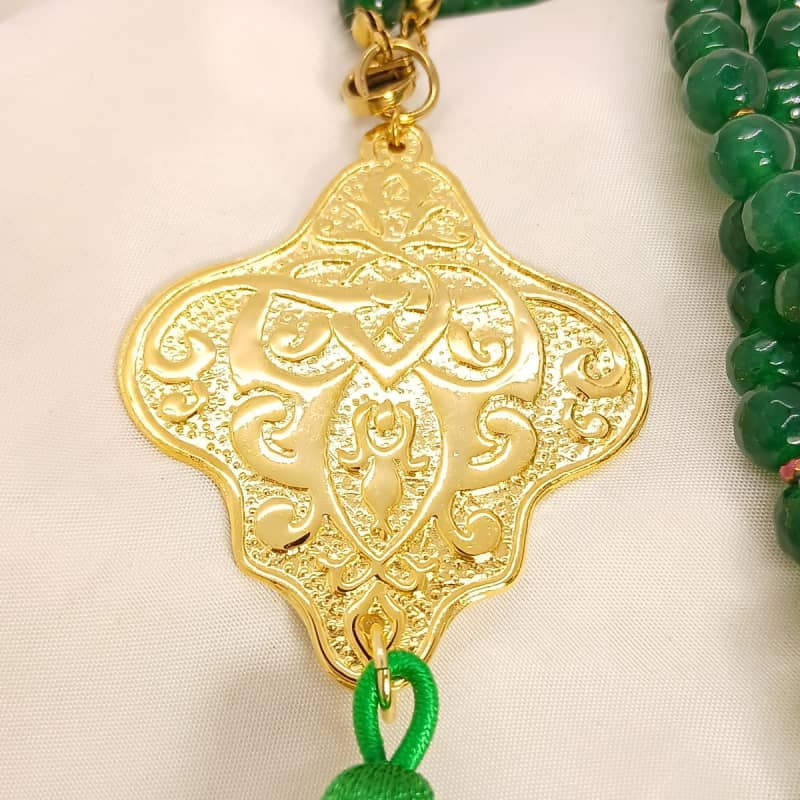 عقد عقيق أخضر وهيماتيت بدلاية ذهبية
